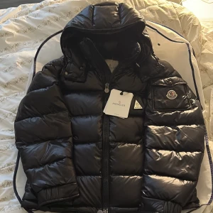 Moncler Maya - Storlek 1. Den är i helt nyskick och väldigt fräsch då jag är omhändertagande med mina kläder. NFC-tagg finns på insidan av jackan och på loggan. För övrigt en väldigt bekväm o go jacka, hör gärna av er vid frågor och funderingar. Dustbag ingår!