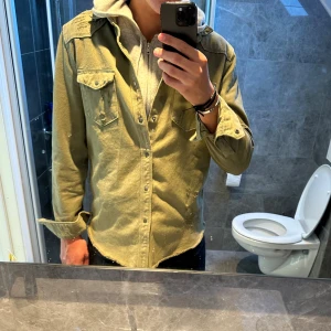 Olivgrön overshirt Zara  - Riktigt snygg overshirt från Zara med snygga slitningar. Perfekt nu till hösten då den är lite mer rejäl än en vanlig skjorta. Den är i riktigt bra skick och är så gott som oanvänd. Jag är 188cm och bär storlek M.  Hör av er vid frågor;)