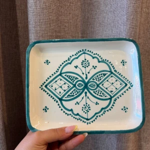 Marockanskt fat  - Marockanskt fat i nytt skick höjden är ca 1 cm bredden är ca 18cm och längden ca 21 cm