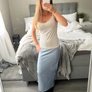 Lång ljusblå satinkjol - Säljer en lång, glansig kjol i ljus blåpolyester med satinkänsla 💗