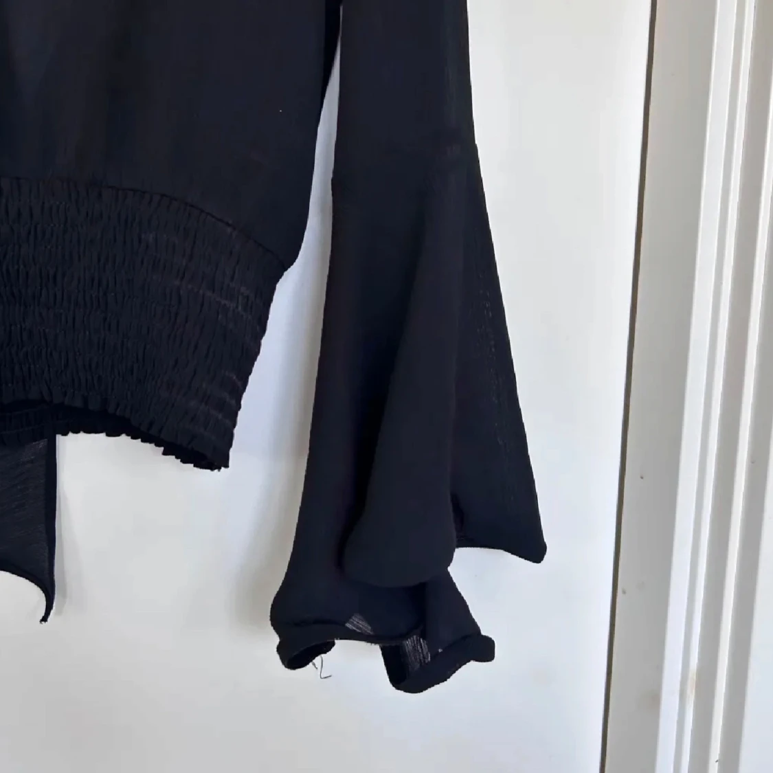 Svart blus med knyt och vida ärmar - 2