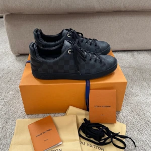 Louis vuitton skor - Louis vuitton cobalt frontrow skor. Medföljer allt på bilden. Skick 9/10. Storlek 7.5 passar 42-43. Färg mörkblå.