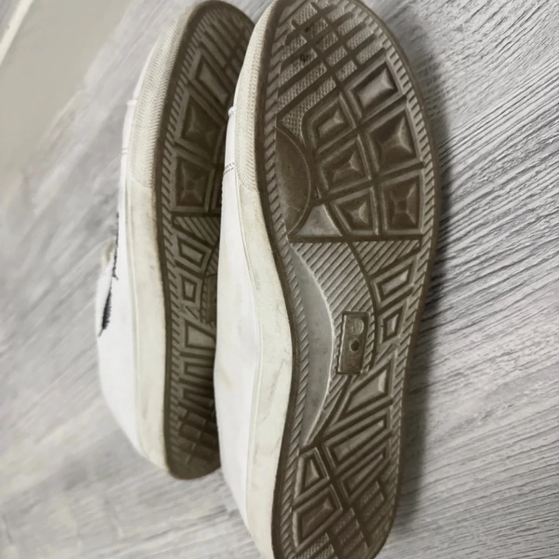 Vita sneakers med broderad fjäder 40 - 4