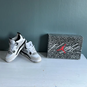 Nike Air Jordan 4 militery black!🖤 - Säljer ett par Nike Air Jordan 4 militery black! Använd några gånger, storlek 40 skriv för mer frågor o bilder 