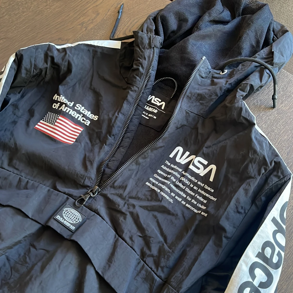 Svart NASA vindjacka - Pull&Bear - 1