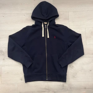 Ralph lauren zip hoodie  - Tjena! Säljer min Ralph lauren zip hoodie//färg mörkblå//strl M// sicket är mycket bra/ nyskick då det inte är något hål eller solblekt//hör gärna av er vid frågor eller liknande!!🤩