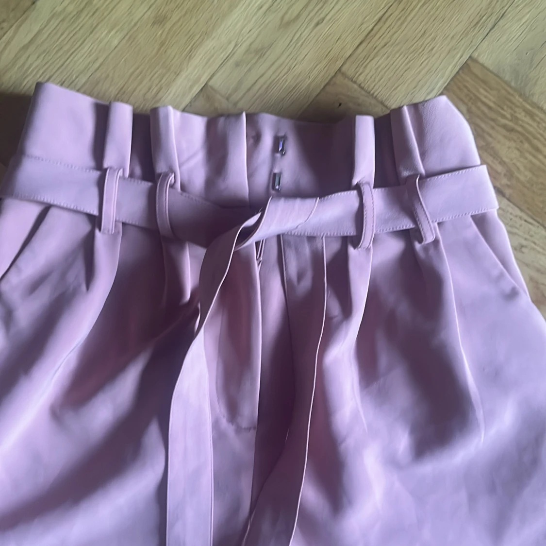 Rosa kostymbyxor med bälte från Bik Bok - 1