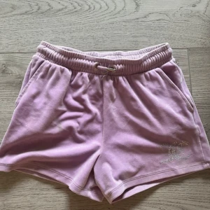 Ljuslila Juicy Couture shorts  - Superfina mjukis shorts ifrån juicy couture. En liten fläck på utsidan och en på insidan. (Nästan helt säker att de går bort i tvätten) 