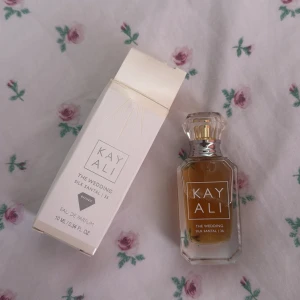 Kayali The Wedding Silk Santal 36 - Trendig och exklusiv parfym från Kayali – The Wedding Silk Santal | 36. Smidig 10 ml flaska, perfekt att ta med i väskan. Eau de Parfum med intensiv karaktär. Perfekt för dig som vill sticka ut med en unik doft.