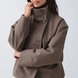 Gina tricot beige kappa - Beige kappa från Gina tricot med hög krage. Perfekt till hösten🍂