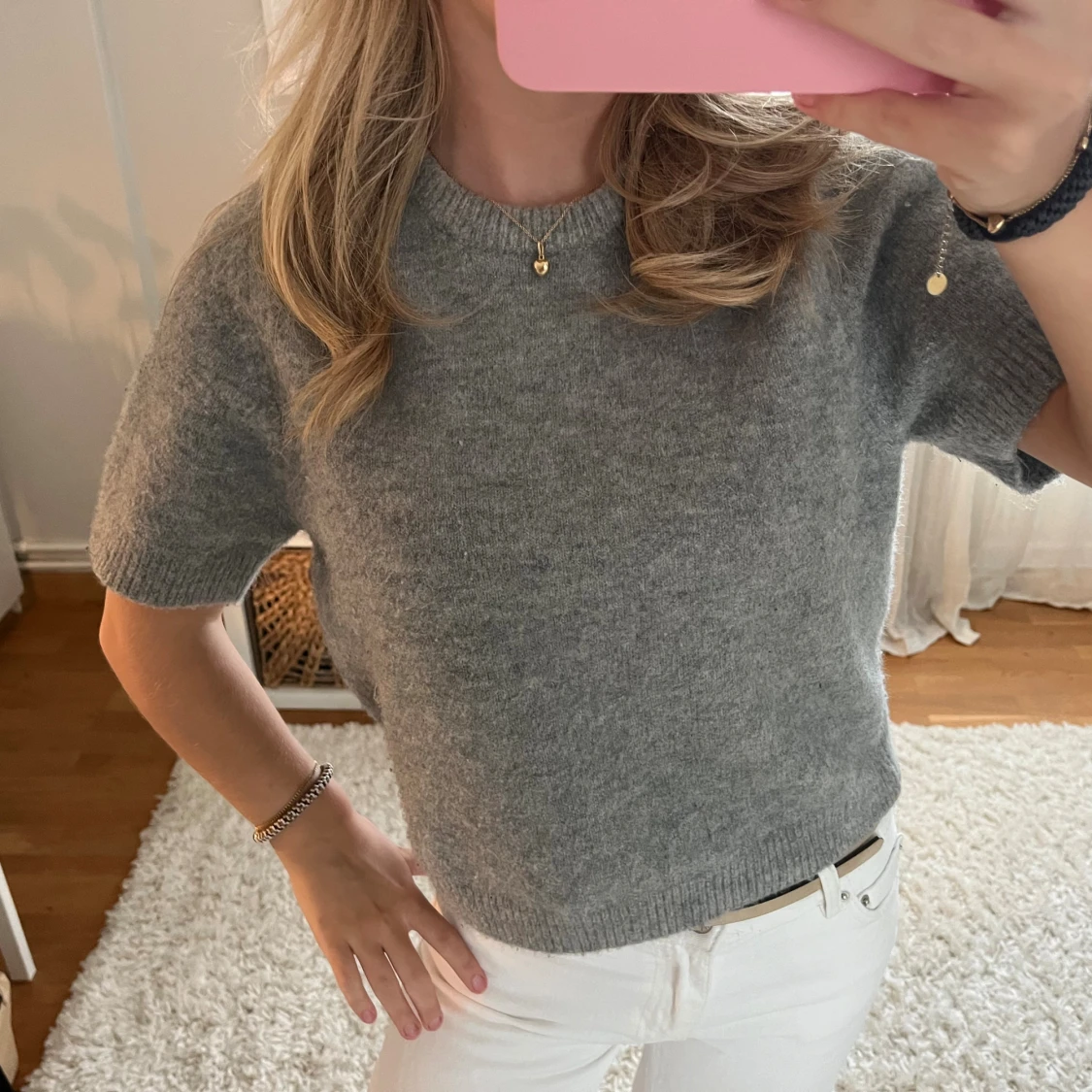 Grå stickad kortärmad tröja - 1