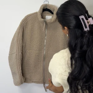 Beige teddyjacka  H&M - Beige teddyjacka från H&M, helt slutsåld i XS. Den e helt ny