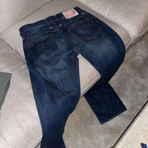 Replay jeans - Mörkblåa replay jeans i waist 30 length 32.