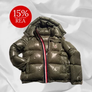 Moncler Jacka Montbeliard Giubbutto - Fet jacka från moncler i grön . Den är i storlek 14 Years men sitter som en small. Passar mig som är 176cm och 72kg– enkel att matcha och skön att bära. Ett stilrent val, noggrant utvalt med omsorg av AM Clothing.  📩 Frågor? Hör gärna av dig! 📲 Följ oss här på Plick för fler uppdateringar. ♻️ Tack för att du handlar mer hållbart med AM Clothing!
