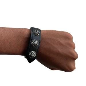 Chrome armband  - Riktig läder och rostfritt stål, har haft i 2år och är som ny, bara använt några gånger. Går att göra till två olika storlekar. 