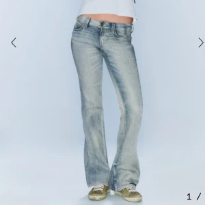 Ljusblå bootcut jeans från Cheap Monday - Snygga ljusblå jeans från Cheap Monday. Storlek 25/32 . Passar helt okej på mig som är 172 och vanligtvis köper mina jeans i storlek 34. Säljer då de är lite för korta🩷skriv för fler bilder
