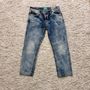Blå jeans från Cipo & Baxx W33 L32 - Säljer ett par skit snygga jeans från Cipo & Baxx, de är skit coola med en ”blekt” design på de. 