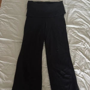 Stickade byxor - Svarta stickade byxor från Gina Tricot med bred ribbad midja och raka ben, säljer även en matchande tröja till 