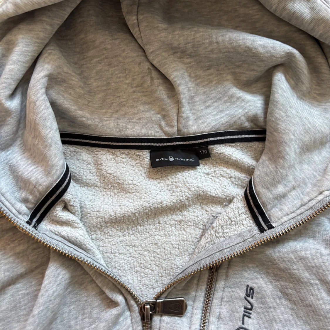 Grå hoodie från Sail Racing med dragkedja - 1