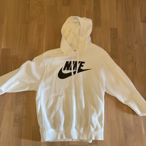 Nike hoodie (vit) - Vit nike hoodie. Väldigt sparsamt använd, alltså i bra skick. 