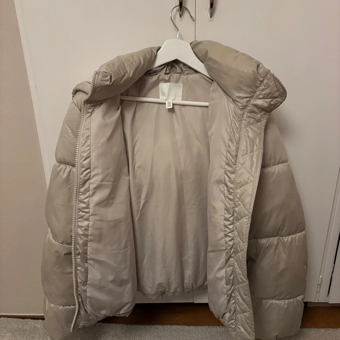 Beige pufferjacka med dragkedja - 1