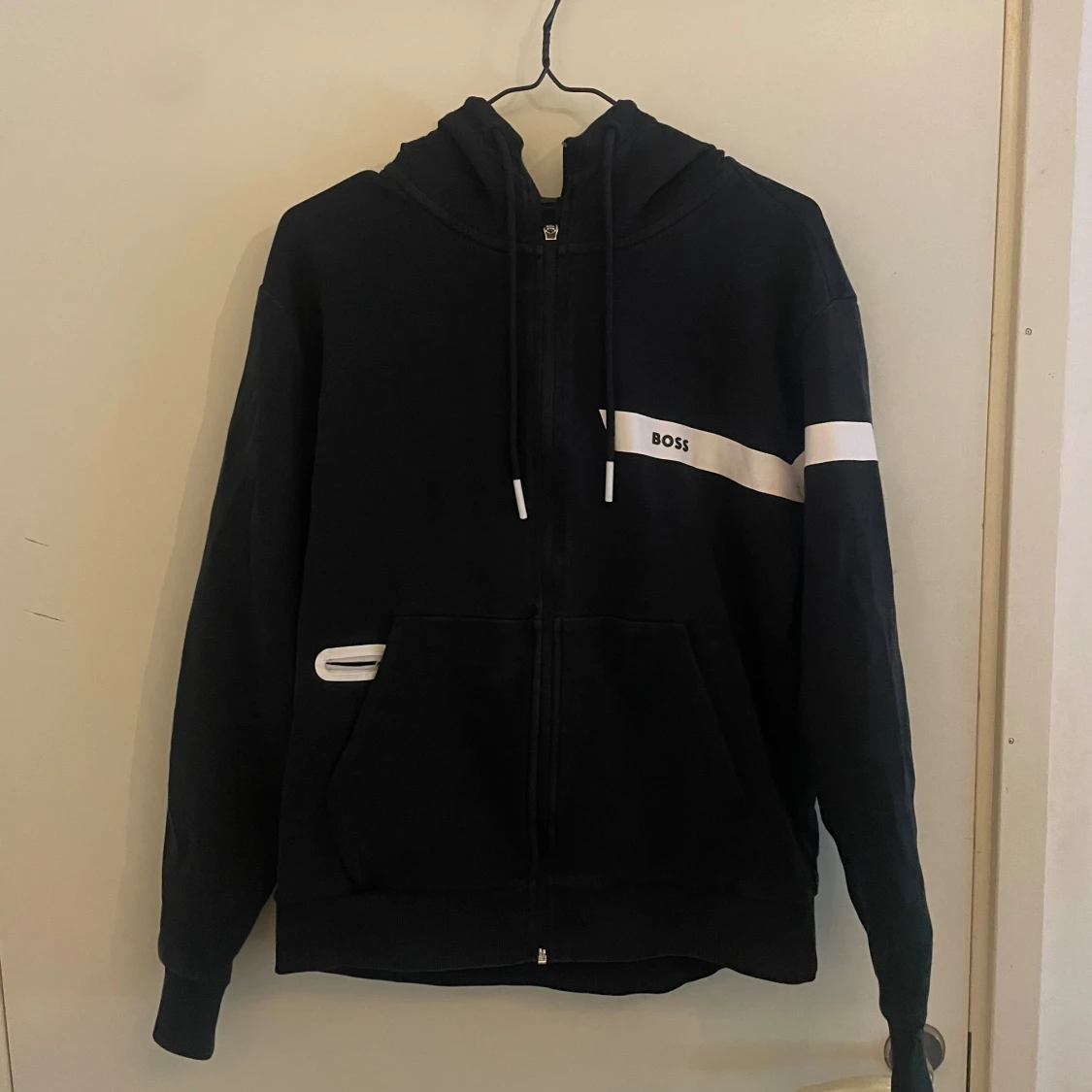 Svart hoodie från BOSS med vit detalj