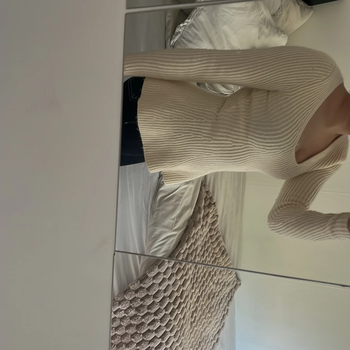 Ribbad beige stickad tröja - 1