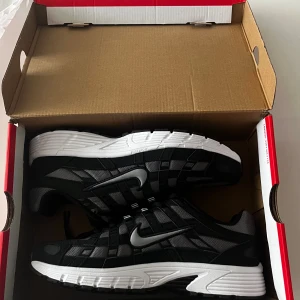 Nike p6000 - Helt nya inte ens rört i mer än 10 sekunder. Helt nya och fräscha. Storlek 42,5.   Fast pris ej sänkbart