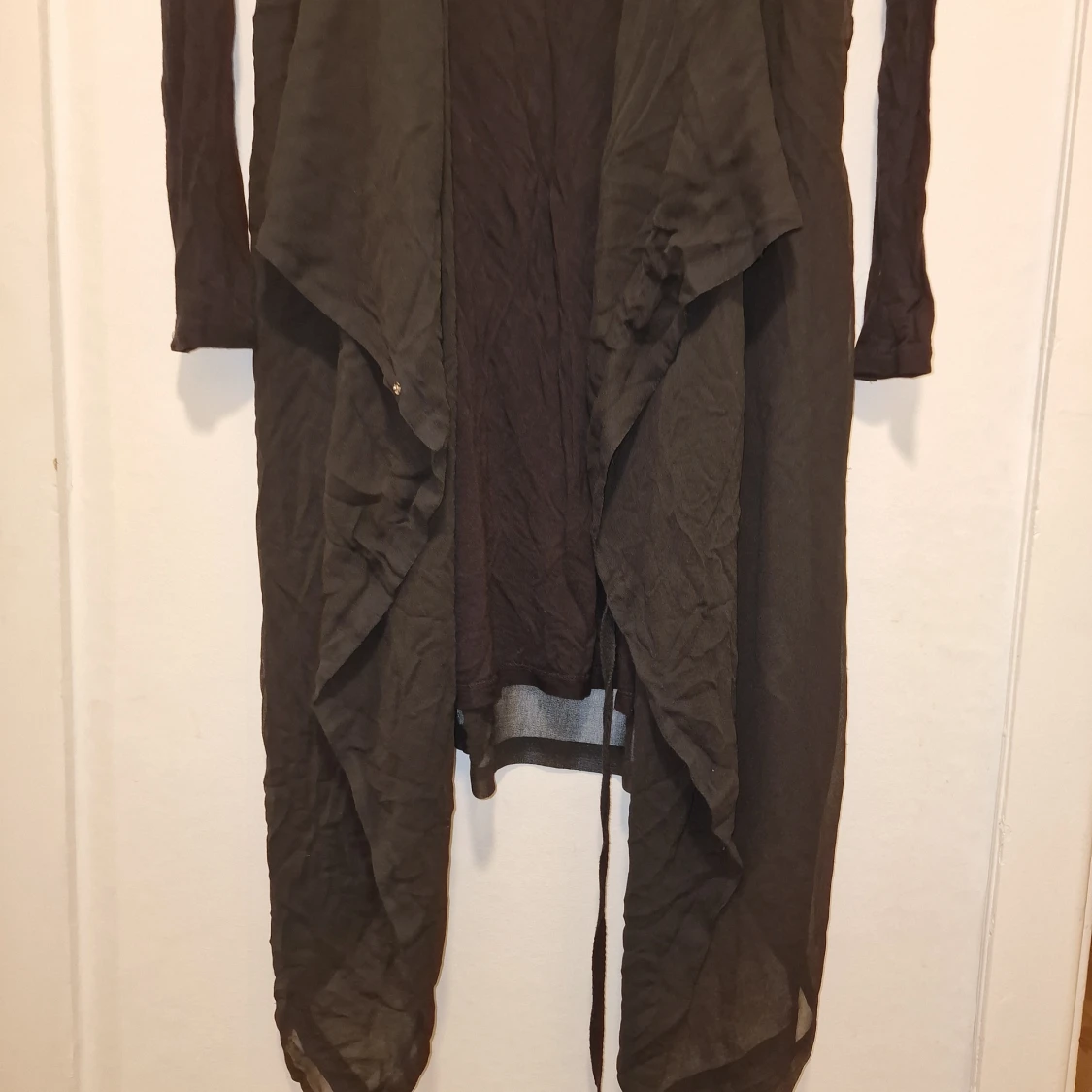 Svart lång kofta från Capri Collection - 1