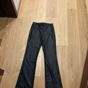 Svarta skin bootcut byxor från Kappahl - Säljer ett par svarta bootcut byxor från Kappahl i storlek 164. 