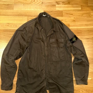 Stone Island Overshirt - M - kan passa lite olikt person till person | Mycket bra skick, inga konstigheter!| Olivgrön/mörkgrön| Självfallet äkta!| Skriv gärna vid vad som!✌️