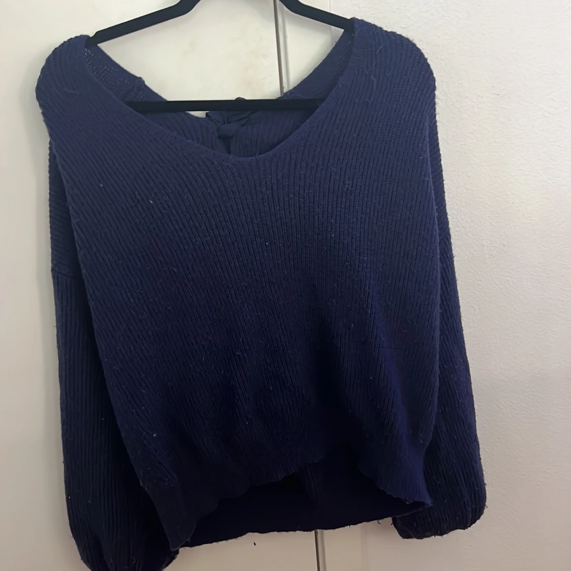 Mörkblå stickad tröja med rosett - 1