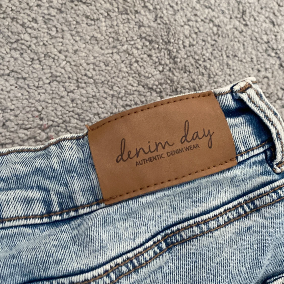 Ljusblå jeansshorts från Denim Day - 4