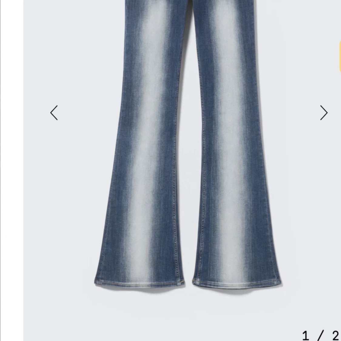 Blå bootcut jeans med blekta detaljer