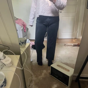 Svarta raka jeans med hög midja - Sälje ett par svarta jeans med rak passform, från junkyard 