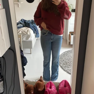 Blå bootcut jeans från g perfect jeans - Säljer ett par klassiska blå jeans från g perfect jeans i storlek 38. Jeansen har bootcut-modell med normal passform och är tillverkade i jeanstyg. Snyggt snitt som sitter bra i midjan och ger en tidlös look.