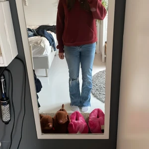 Blå bootcut jeans med hål - Säljer dessa jättefina blå bootcut jeans med hål på vänstra knät och ganska hög midja! Skriv för fler frågor eller mått osv