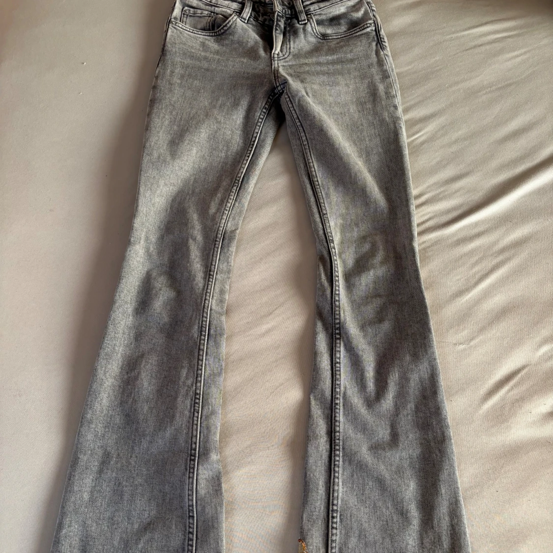 Grå bootcut jeans med paljettblommor - 2