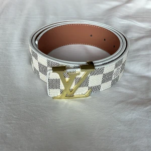 designer bälte - fett bälte med gulddetaljer i storlek 95/110cm, hålgörare ingår. Nytt och oanvänt skick, fraktar inom 24h✅