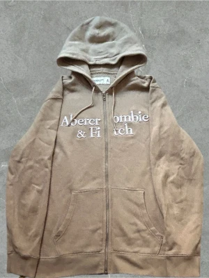 Abercrombie&filtch hoodie  - Beige zip hoodie från abercrombie&filtch. Storlek M. Lite nopprig.Skickas inom 1 dag efter köp. Skickas bara me PostNord🙌🏼för frågor osv så är de bara å kontakta mig😇🙌🏼