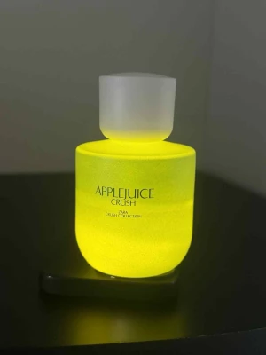 Applejuice Crush parfym Zara - Applejuice Crush från Zara Crush Collection har en modern och lekfull design som sticker ut. Perfekt för dig som vill ha en trendig accessoar på hyllan. Flaskans färg ger en fräsch känsla och passar dig som gillar att testa nya dofter.