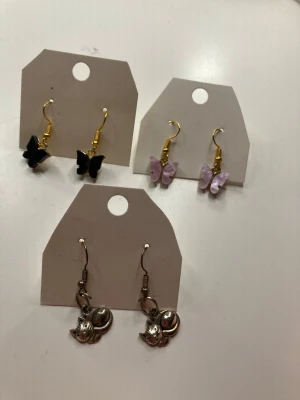 Örhängen  - Egen gjorda örhängen.💞 Svarta fjärilar,pastel lila fjärilar och silverfärgade katter. Nyckel fria💞
