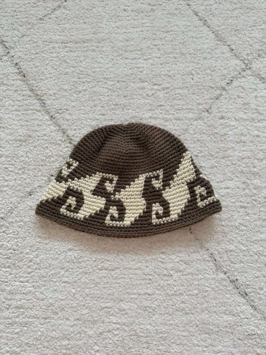 Brun och beige stickad Stüssy mössa - 1