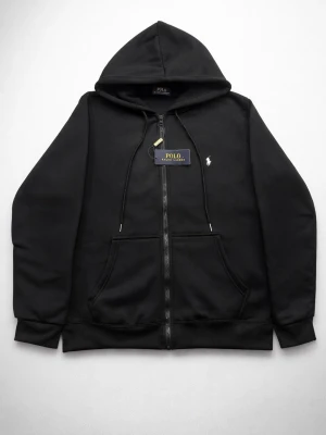 Svart hoodie från Polo Ralph Lauren - Svart Polo Ralph Lauren Hoodie  Stilren svart hoodie från Polo Ralph Lauren i klassisk design. Tillverkad i mjukt och bekvämt material som passar perfekt till både vardag och mer uppklädda outfits. Den ikoniska brodyren på bröstet ger en tidlös och exklusiv känsla.  🔹 Märke: Polo Ralph Lauren 🔹 Färg: Svart 🔹 Skick: Nyskick / mycket fint skick 🔹 Passform: Klassisk 🔹 Äkta vara  📦 Snabb leverans – skickas inom 15 timmar.