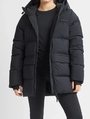 Svart pufferjacka”Nellie” från Röhnisch - Säljer en svart pufferjacka från Röhnisch i storlek S med huva och dragkedja framtill. Jackan är vadderad och har en stilren look med diskret logga på bröstet. Midjan går att göra mindre. Perfekt för kalla dagar och riktigt skön att bära. Passformen är normal och modellen är långärmad. Modellen heter Nellie och nypris ligger på 2200-2300kr. Använd en halv vinter, men säljes då jag fått en lång vinterjacka i julklapp. Pris kan diskuteras. 