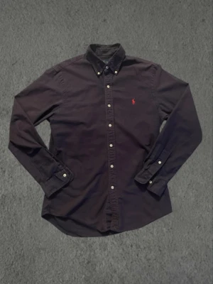 Ralph Lauren Skjorta Herr M - Ralph Lauren Skjorta 👔  • Använd men bra skick, inga fläckar! ✅ • Storlek M 👍 • Modell Slim fit 😊 • Mörkblå 🔵  Hör av dig vid eventuella funderingar✅🤩