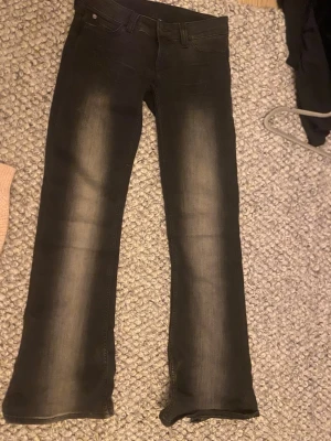 Svarta bootcut jeans med slitning - Säljer ett par svarta bootcut jeans med snygg tvätt och slitning på insidan av benet. Från cheap monday, de är lite slitna längst ner vid benet därav priset