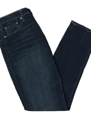 Levi's mörkblå jeans - Ett par schyssta Levi’s jeans i klassisk stil. Storlek W32 L34. Sköna att ha på sig och funkar till det mesta. I bra skick och kan hämtas på Södermalm eller skickas. Pris kan diskuteras😌