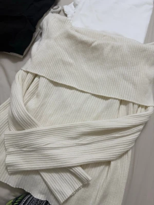 Offshoulder ribbad vit stickad tröja - Offshoulder tröja från hm storlek M aldrig använd jätte söt tröja