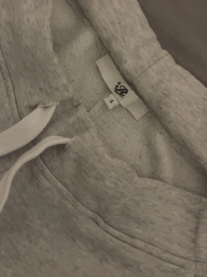 Gråa russemerch  - Säljer ett par grå mjukisbyxor från russemerch i storlek S. 